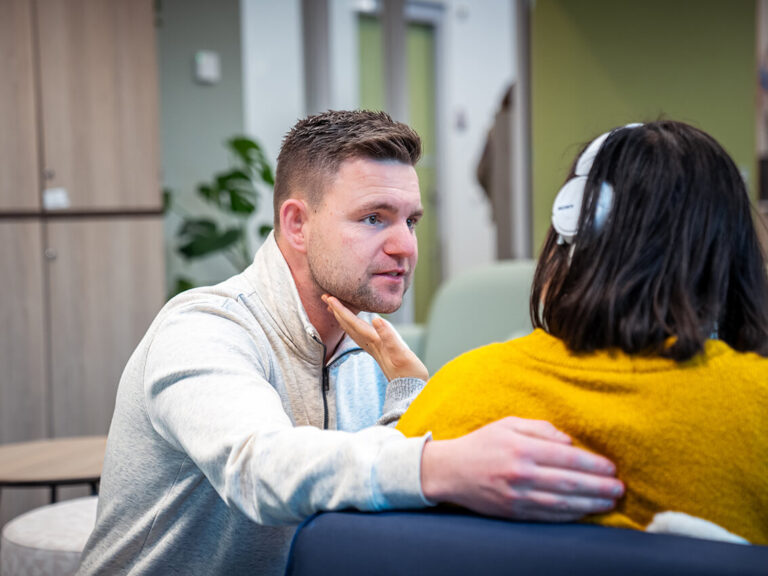 Begeleider biedt emotionele ondersteuning aan cliënt bij Cello Zorg